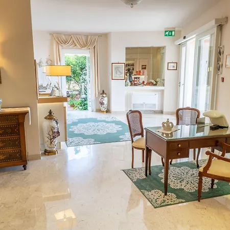 Boutique Regina Hotell 4*